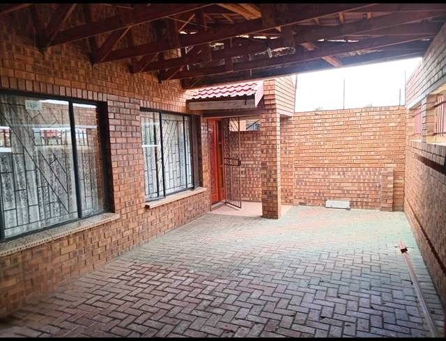 3 BEDROOM HOUSE FOR SALE IN SEBOKENG ZONE 10